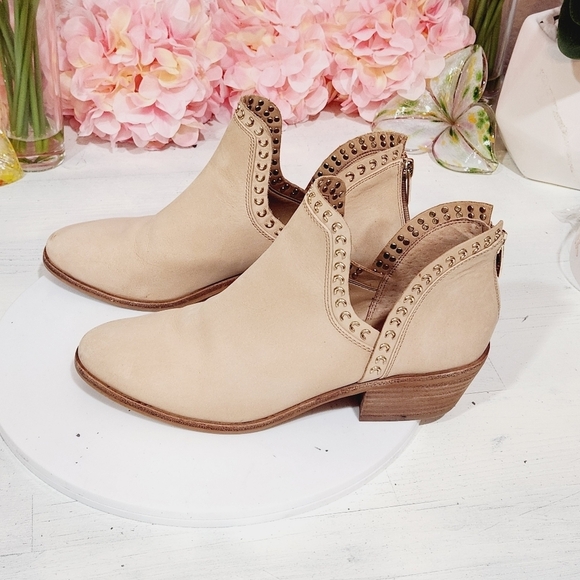 Vince Camuto Shoes - VINCE Camuto Prafinta Suede Bootie- SIZE 8 1/2